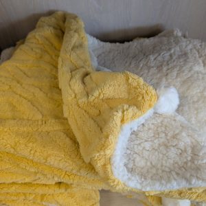 chin deken geel pompon 78×100